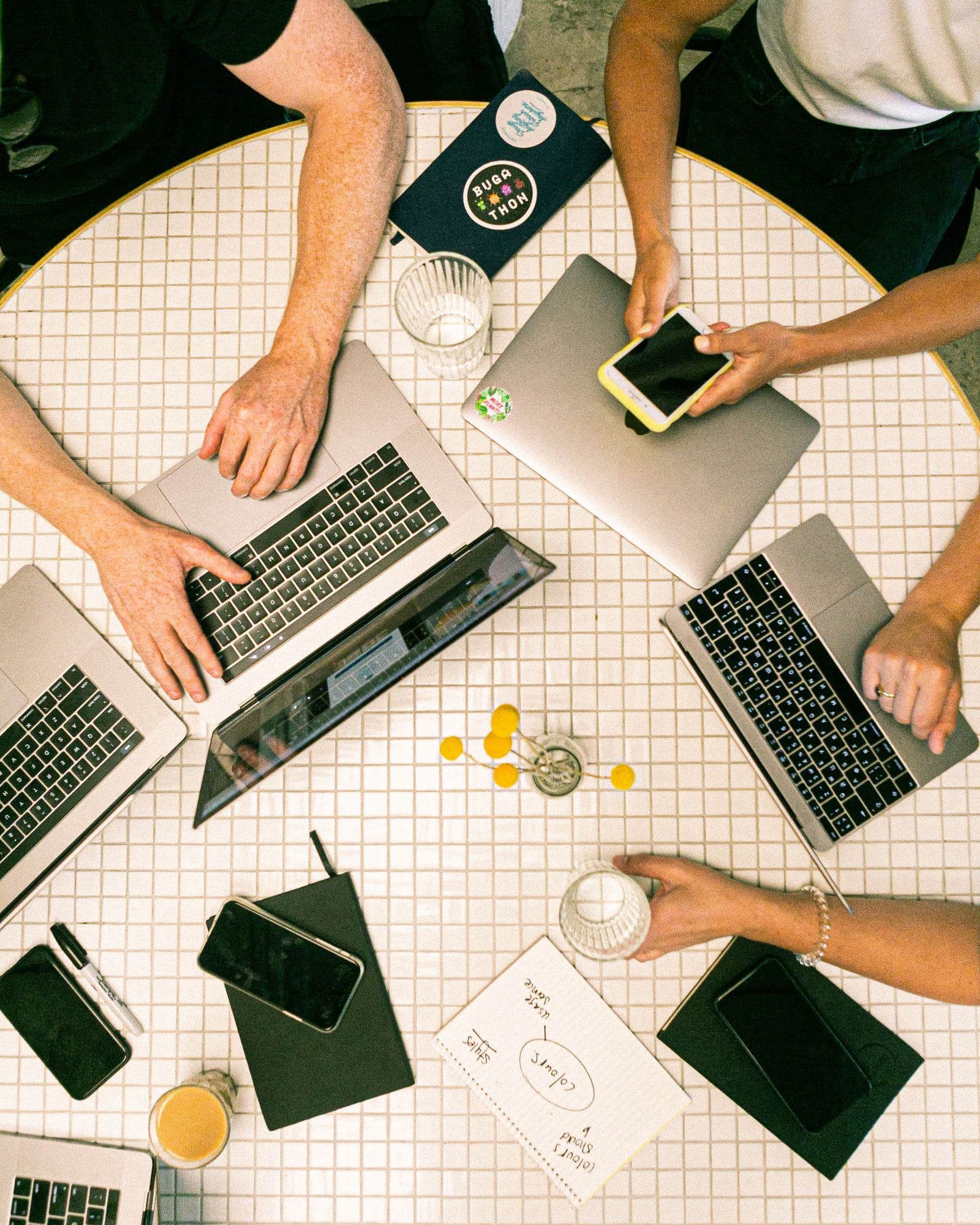 Vue de dessus d'une équipe au travail sur des ordinateurs portables