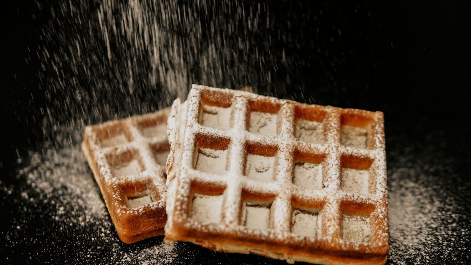 Deux gaufres de Liège Mister Wafer, dorées et saupoudrées de sucre glace