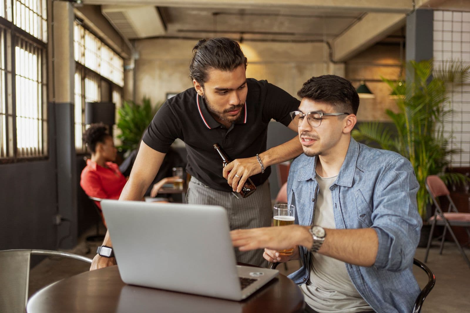 Deux associés regardent ensemble leur nouveau site sur un ordinateur portable