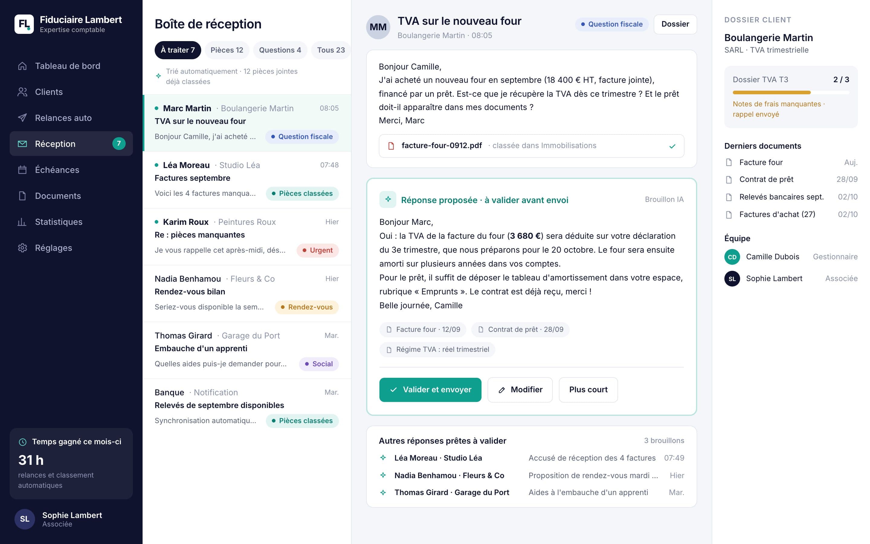Fiduciaire Lambert (projet concept) : la boîte de réception triée. Les e-mails sont triés par nature et l'IA propose une réponse fondée sur le dossier, que le gestionnaire valide avant envoi.